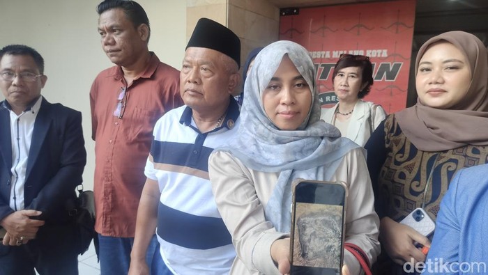 istri-yai-mim-saat-menunjukkan-foto-sajadah-yang-dibakar-1760434986052_169