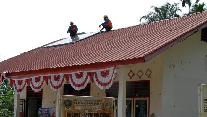 petugas-pln-saat-melakukan-perawatan-perangkat-panel-di-atap-sekolah-kartika-saridetiksumut-1761230505180_169