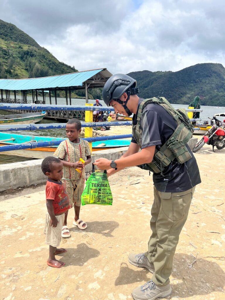 Sentuhan Humanis Personel Satgas Ops Damai Cartenz Bersama Masyarakat dan Anak-Anak di Paniai