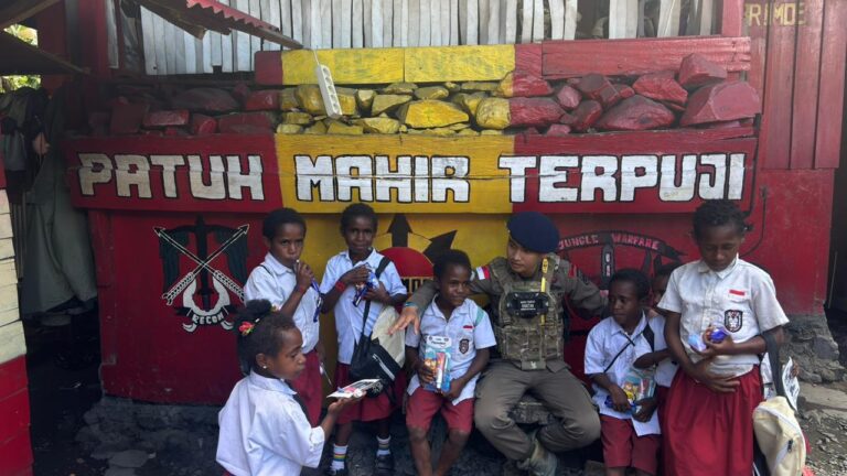 Dekatkan Diri dengan Masyarakat, Satgas Ops Damai Cartenz Adakan Edukasi dan Hiburan untuk Anak-Anak di Puncak Jaya