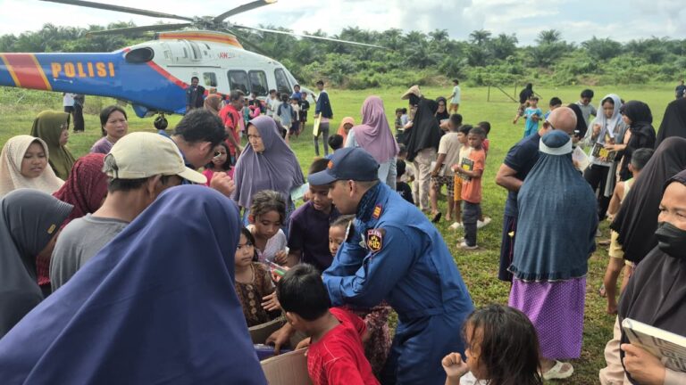 Pilot dan Kru Helikopter Salurkan Amanah Al-Qur’an untuk Anak-Anak Terdampak Banjir di Aceh Tamiang