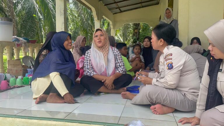 Polri Hadir Melalui Dokkes Polres Langkat Melaksanakan Bakti Kesehatan Kepada Kepada Masyarakat Desa Harapan Makmur