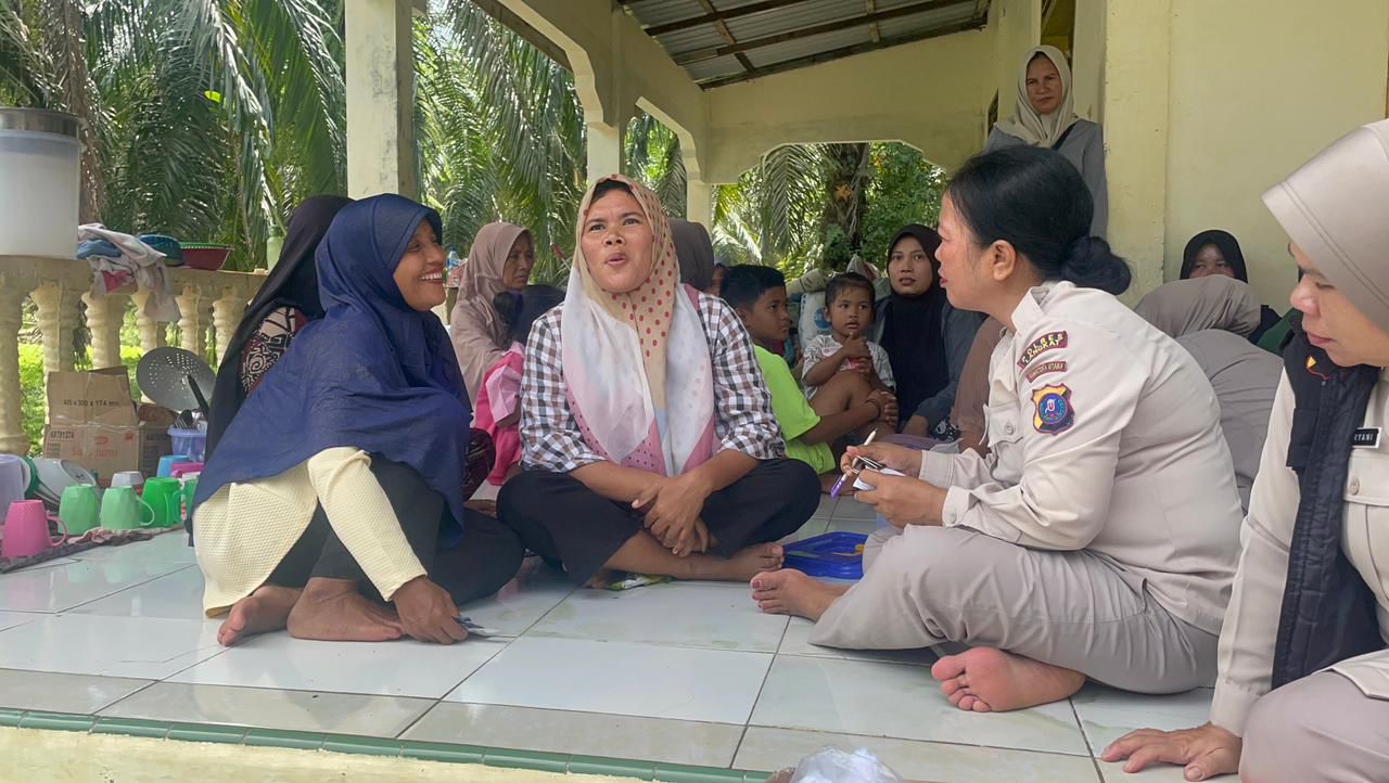 Polri Hadir Melalui Dokkes Polres Langkat Melaksanakan Bakti Kesehatan Kepada Kepada Masyarakat Desa Harapan Makmur