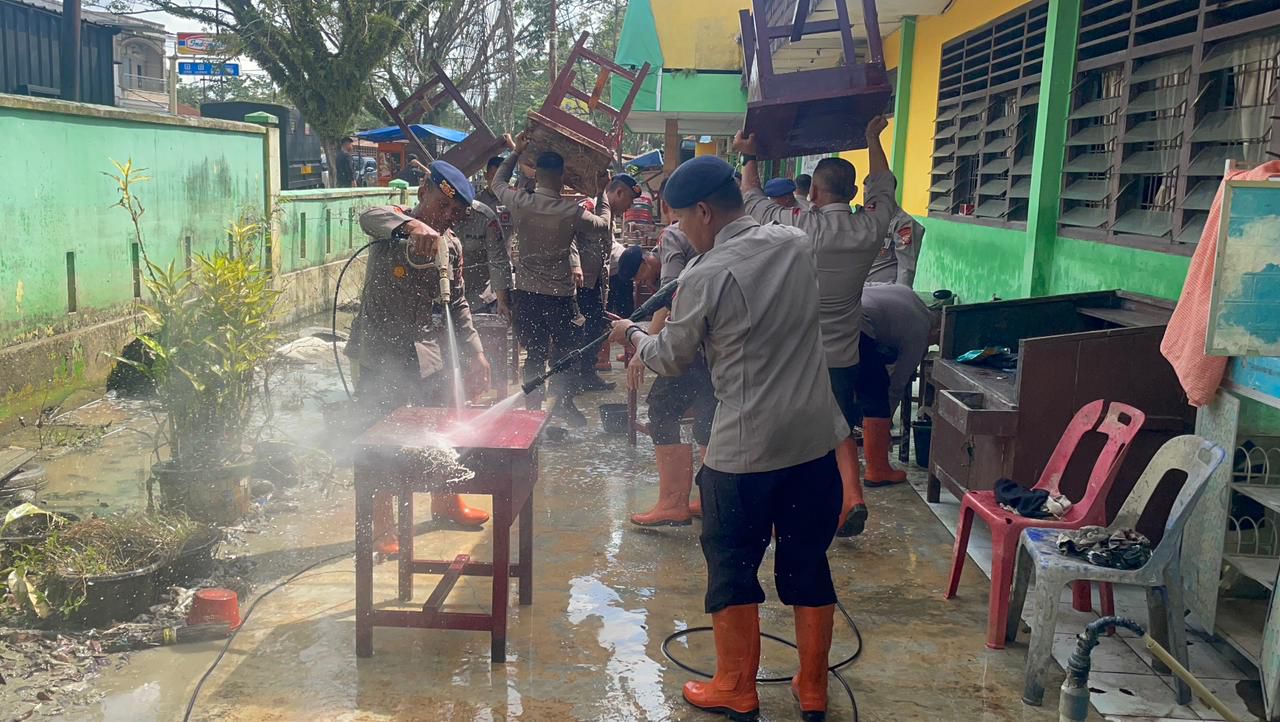 Polri Melalui Brimob Polda Sumut Membantu Pembersihan Pasca Bencana Banjir Yang Merendam Smp Negeri 1 Tanjung Pura