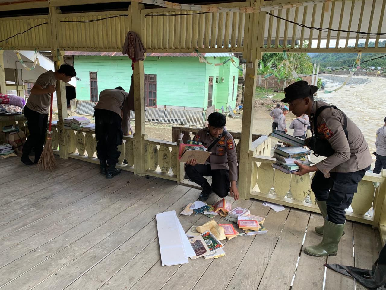 Gotong Royong di Pesantren Terdampak Banjir Bandang, Polres Nagan Raya Hadir Bantu Pemulihan