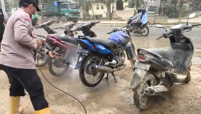 Bengkel dan Cuci Motor Mobile Polres Aceh Tamiang Untuk Masyarakat Terdampak Banjir