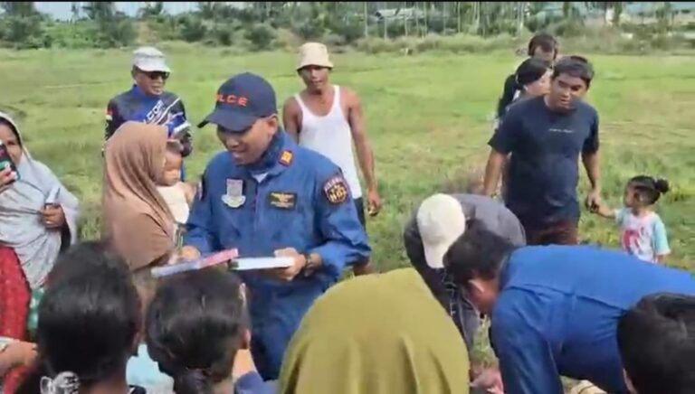 Aksi Kemanusiaan Pilot dan Kru Helikopter Salurkan 145 Al-Qur’an untuk Anak-Anak Terdampak Banjir di Aceh Tamiang