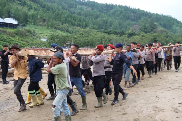 Polres Gayo Lues, Polsek Rikit Gaib dan Brimob bersama Warga Gotong Royong Siapkan Jembatan Darurat Pasca Banjir Bandang di Penomon Jaya