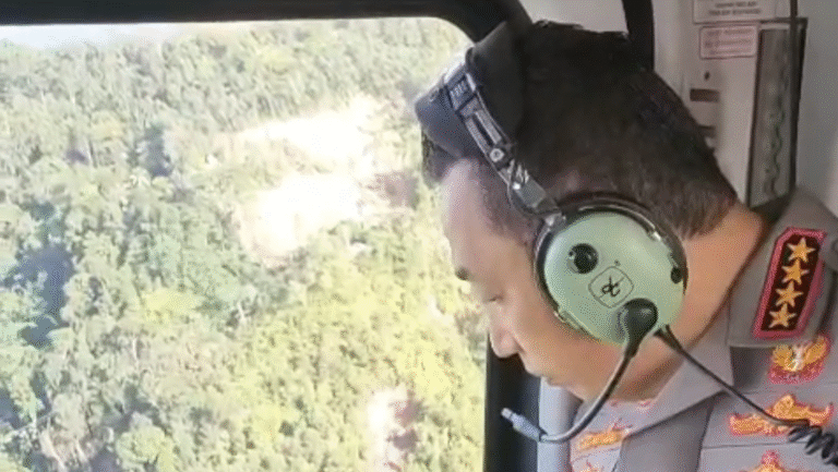 Kapolri dan Ketua Umum Bhayangkari Tinjau Udara Dampak Banjir Longsor Sumut, Pastikan Percepatan Bantuan untuk Warga