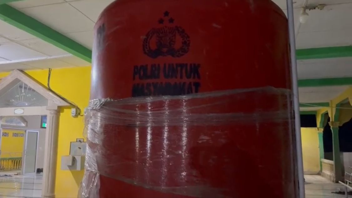 Pastikan Akses Air Bersih, Polri Pasang Tandon Pascabencana di Aceh Tamiang