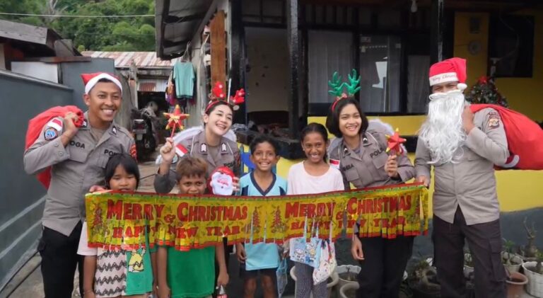 Satgas Humas Ops Damai Cartenz Bagikan Bingkisan Natal kepada Anak-anak di Jayapura