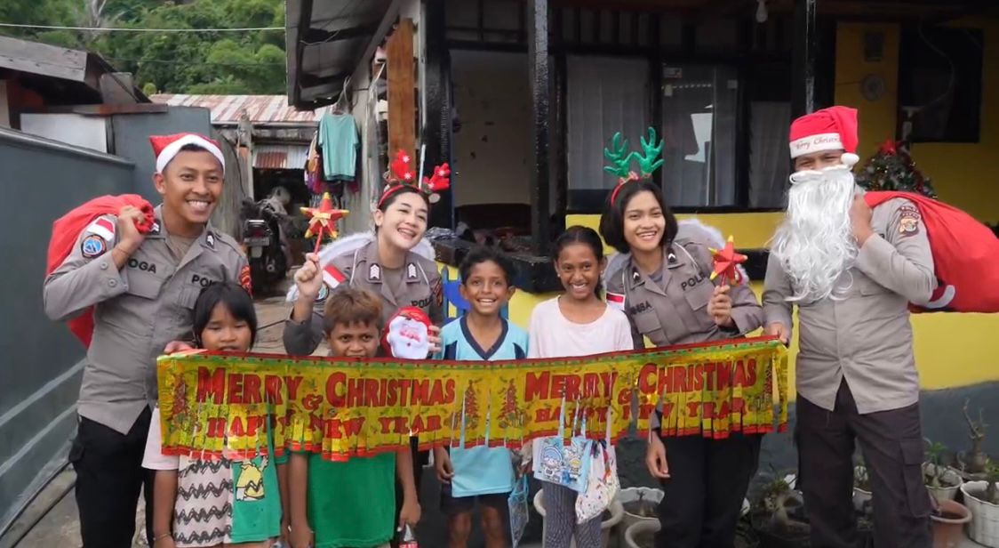 Satgas Humas Ops Damai Cartenz Bagikan Bingkisan Natal kepada Anak-anak di Jayapura