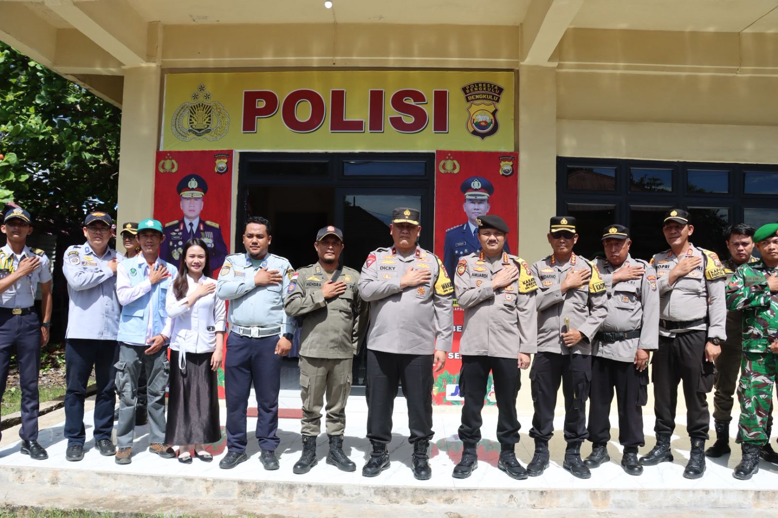 Wakapolda Bengkulu Kunjungi Pos Terpadu Nataru 2025–2026 di Pantai Panjang, Kapolresta Pastikan Kesiapan Pengamanan