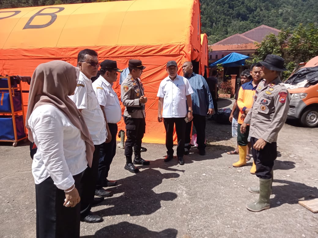 Polri Bersama Pemda Bangun Hunian Sementara bagi Pengungsi di Pesisir Selatan