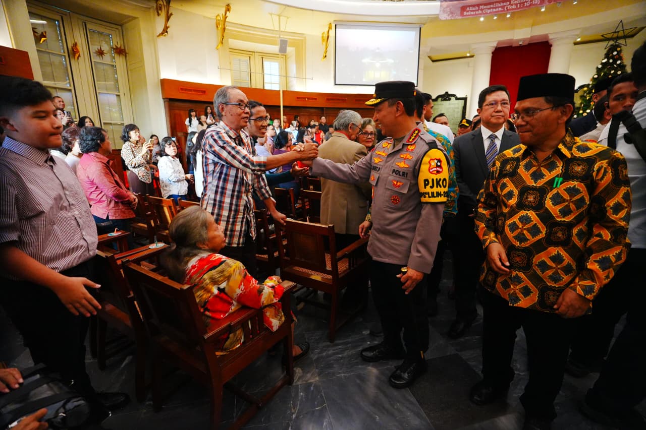 Tinjau 2 Gereja, Kapolri Pastikan Pengamanan dan Pelayanan Misa Malam Natal
