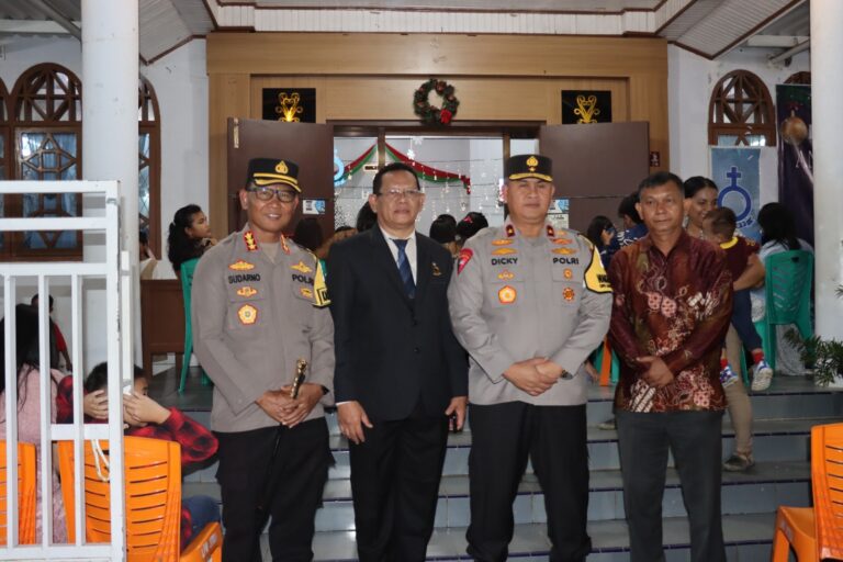Waka Polda Bengkulu Pantau giat Ibadah Gereja HKBP Jitra Malam Natal, pers Pam laksanakan Gatur Lalin, Pam dan Monitoring seputaran Tempat Ibadah