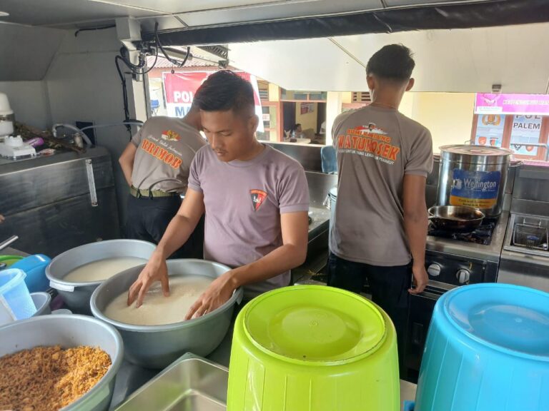 Satbrimob Polda Jambi Turun Langsung Salurkan Bantuan Kemanusiaan untuk Korban Banjir dan Longsor di Agam