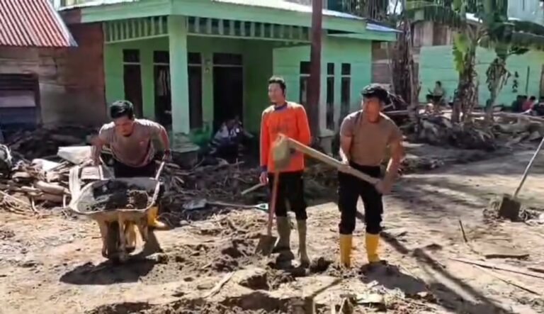 Polres Gayo Lues dan Brimob Polda Aceh Bersihkan Lumpur dan Material Kayu Pascabanjir Bandang