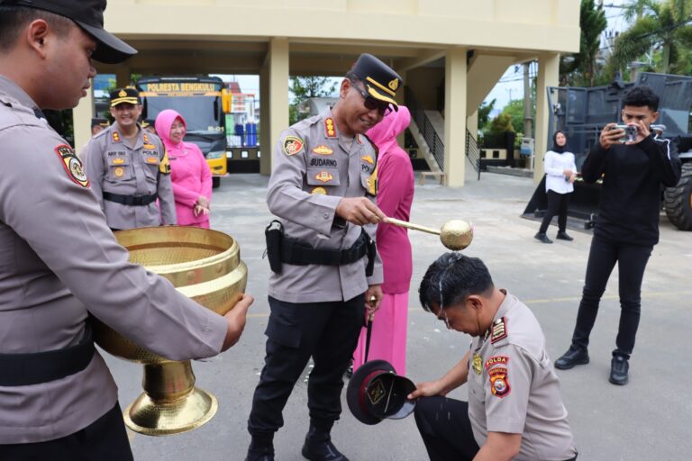 Kapolresta Bengkulu Pimpin Upacara Kenaikan Pangkat 81 Personel Polri