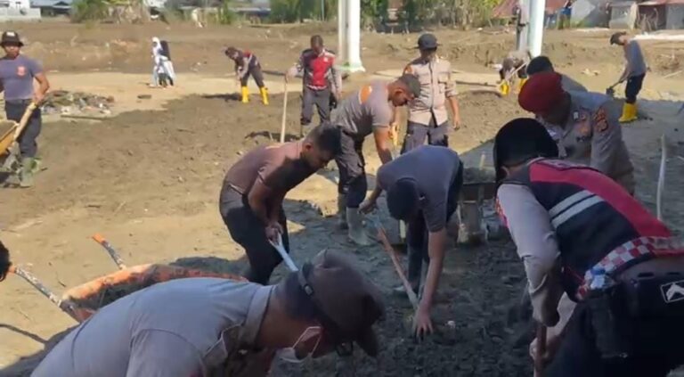 Dukungan Pendidikan Pulih Cepat Pascabanjir, Polres Pidie Jaya Bersihkan Sekolah MIN 1