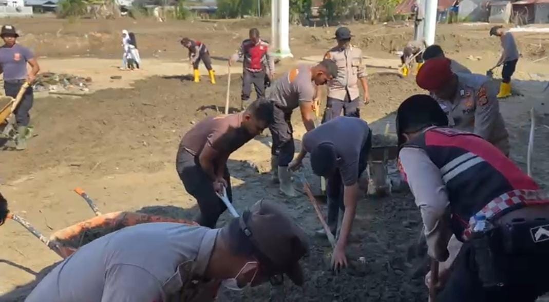 Dukungan Pendidikan Pulih Cepat Pascabanjir, Polres Pidie Jaya Bersihkan Sekolah MIN 1