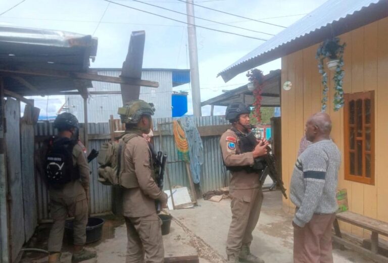 Personel Brimob Ops Damai Cartenz Gelar Patroli dan Sambang Humanis di Kampung Aikai