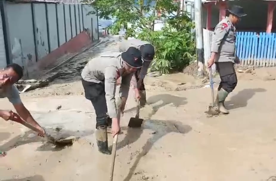 Hujan Lebat Picu Longsor di Agam, Polsek Tanjung Raya Siaga di Lokasi Bencana