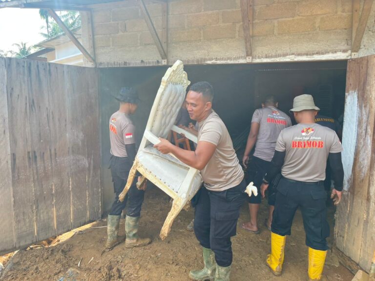 Brimob Polda Sumut Laksanakan Gotong Royong Pembersihan Rumah dan Gudang Warga Terdampak Bencana