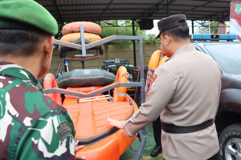 Banjir Rendam Sejumlah Ruas Jalan Jakarta, Brimob–Lantas–Polair PMJ Bergerak Cepat, Polri Siagakan 128.247 Personel Secara Nasional