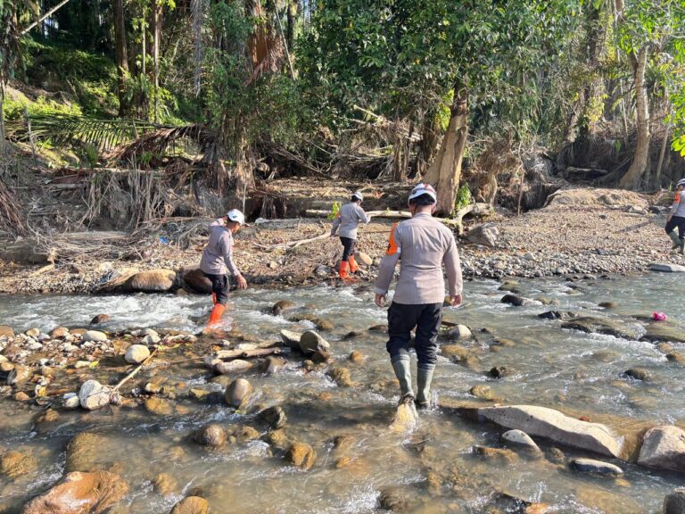 Pulihkan Pasca-Banjir Bandang, Tim SAR Resimen II Pasukan Pelopor Bersihkan Sungai di Agam