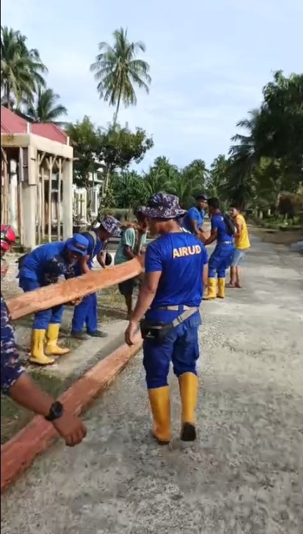 Tim SAR Korpolairud Bangun Jembatan Sementara di Korong Maranci, Padang Pariaman