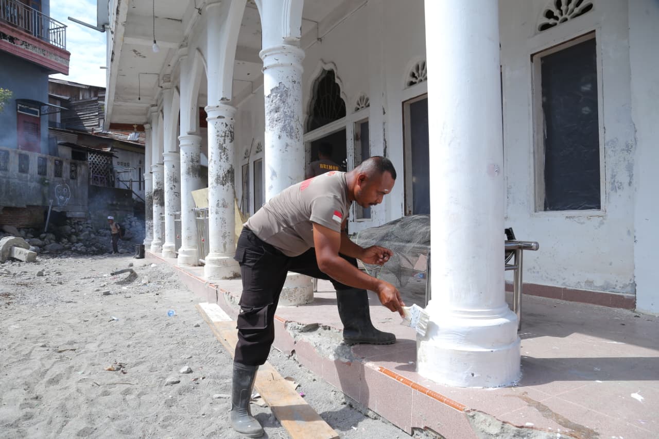 Bersihkan Rumah Allah Pascabanjir, Polri dan Warga Bener Meriah Gotong Royong Siapkan Meunasah Sambut Ramadan