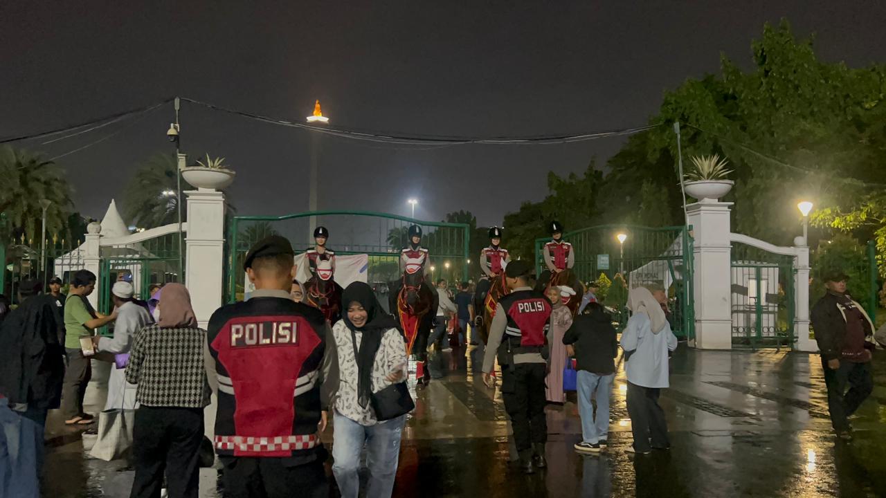 Polisi Berkuda Polsatwa Patroli di Monas, Warga Antusias hingga Foto Bareng