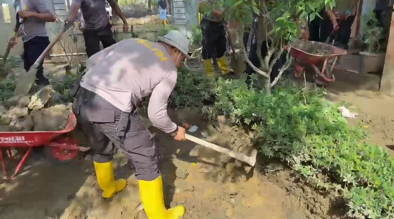 Pulihkan Sekolah Pascabanjir Bandang, Polres Bireuen Gotong Royong Bersihkan SD Negeri 11 Kutablang