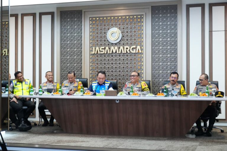 Wakapolri Pantau Arus Balik Nataru di Command Center Tol Jasa Marga Jatiasih