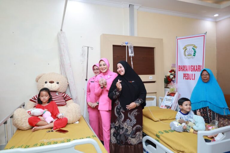 Bertemu Saat Banjir Rob Sei Tabuk, Kapolda Kalsel Berikan Bantuan Biaya Pengobatan Anak Yatim Piatu Korban Laka Lantas