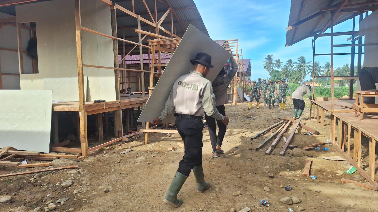 Polri Bangun 100 Unit Huntara untuk Warga Terdampak Bencana di Kapalo Koto, Padang