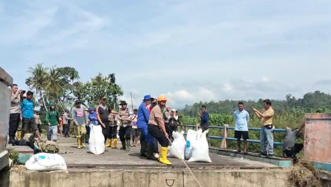 Tim SAR Korpolairud BKO Polda Jabar Bangun Jembatan Sementara di Padang Pariaman, Akses Warga Patamuan Kembali Terhubung