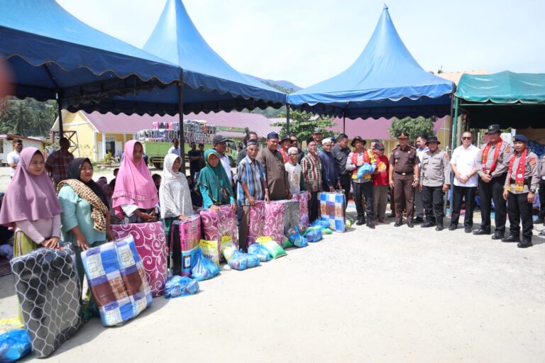 Kapolda Aceh Serahkan 300 Kasur dan Dana Tunggu Hunian untuk Korban Bencana di Ketambe