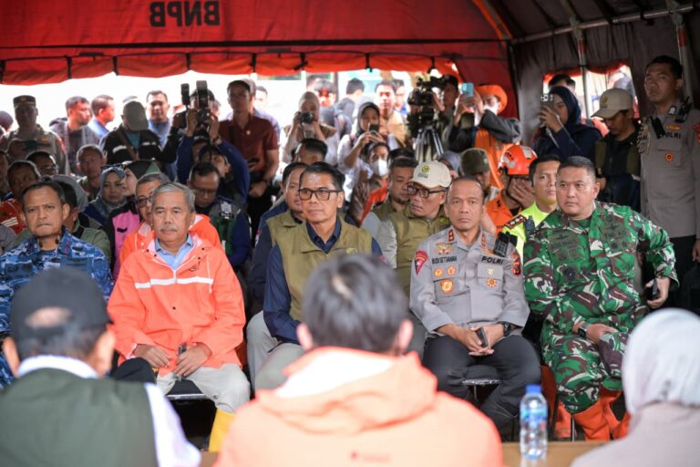 DEN K9 SAR DITPOLSATWA KORSABHARA BAHARKAM POLRI PERKUAT PENANGANAN BENCANA LONGSOR DI PASIRLANGU
