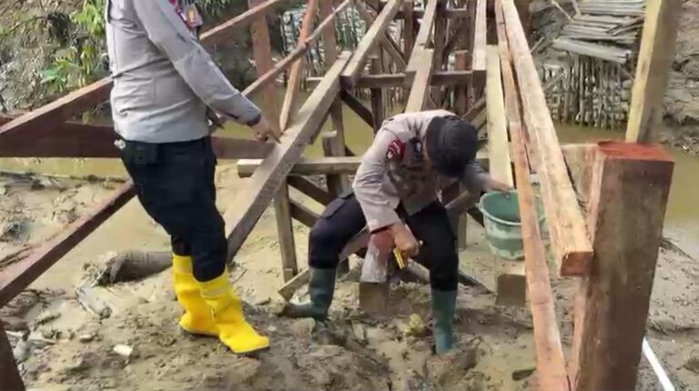 Sat Brimob Polda Sumbar Bangun Jembatan Darurat Penghubung Dua Nagari di Padang Pariaman