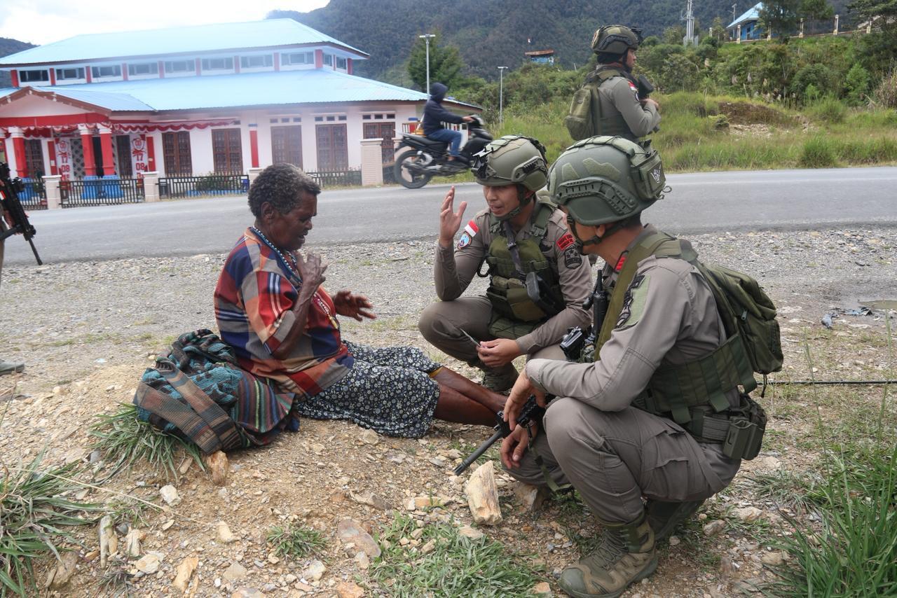 Sentuhan Kemanusiaan di Tengah Pegunungan Intan Jaya
