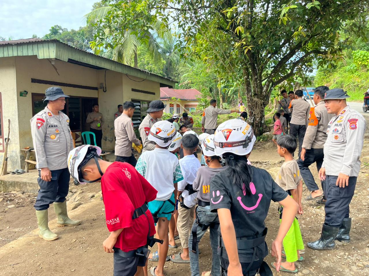 Trauma Healing Polri Hadirkan Flying Fox untuk Kembalikan Senyum Anak-Anak Terdampak Bencana di Kayu Pasak