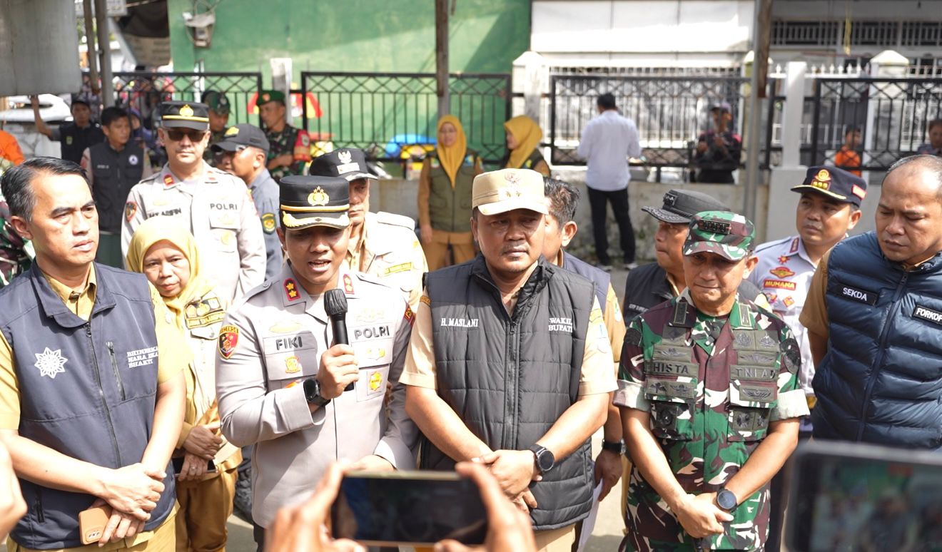 Polri “All Out” Evakuasi, Hadirkan Randurlap dan Patroli Kesehatan Door to Door untuk Korban Banjir Karawang