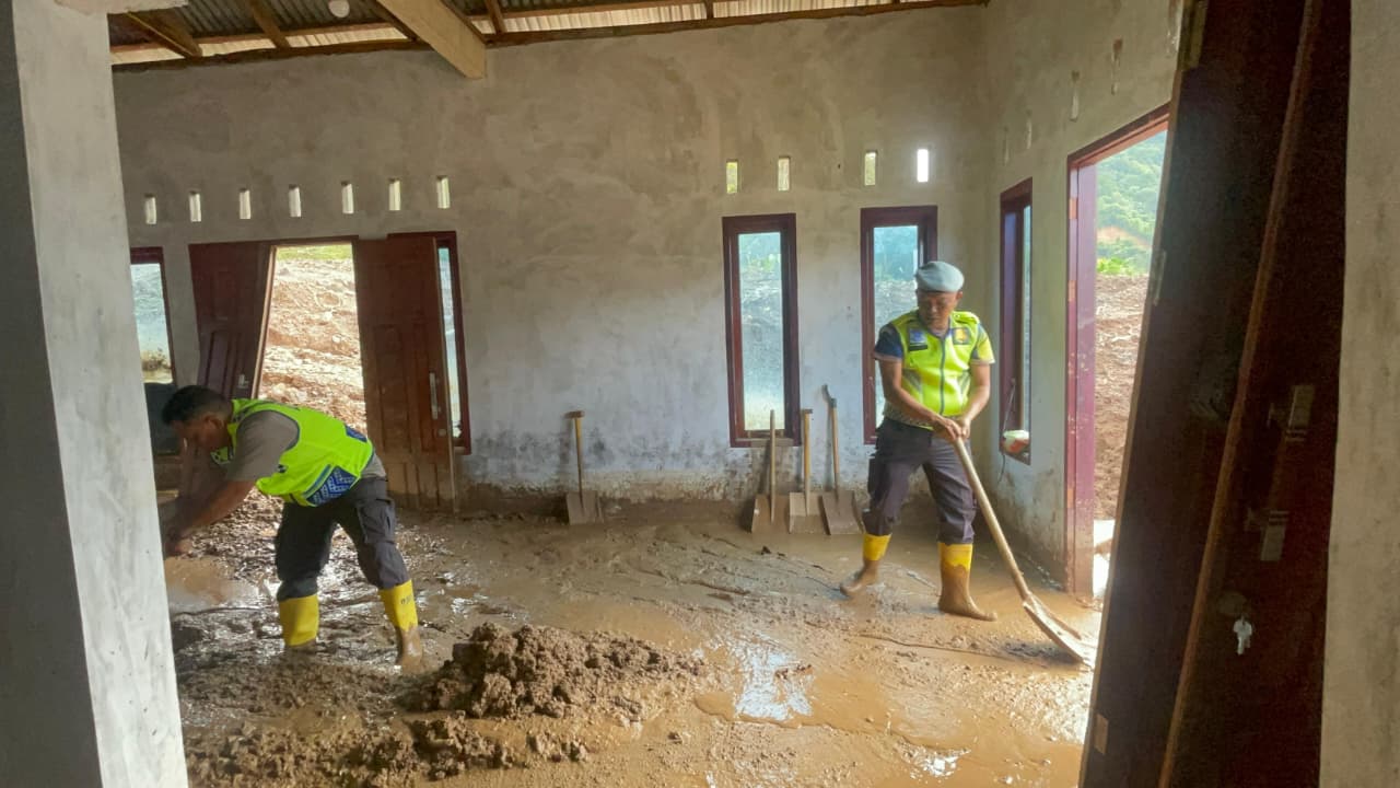 Polri Maksimalkan Bantuan dengan Kerahkan Alat Berat, Percepat Pemulihan Bencana di Sumatra