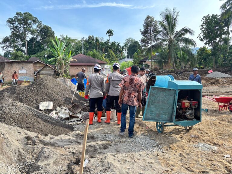 Tim SAR Resimen II Pas Pelopor Normalisasi Sungai dan Dukung Pembangunan Huntara di Agam