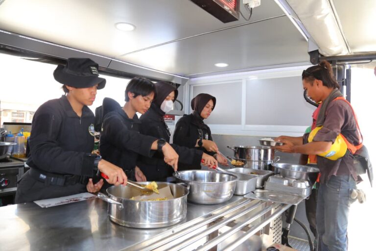 Hari ke-6 Latsitardanus 2026, Taruna Akpol Masak di Dapur Lapangan untuk Ratusan Warga Aceh Tamiang