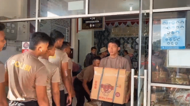 Brimob Polda Sumut Bersama Dinas Pendidikan Tapanuli Tengah Salurkan Bantuan Perlengkapan Sekolah ke Sekolah Darurat
