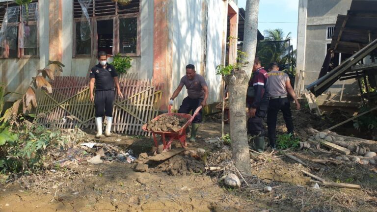 Pulihkan Sekolah Pascabanjir, Polres Bireuen Gotong Royong Bersihkan TK di Gandapura