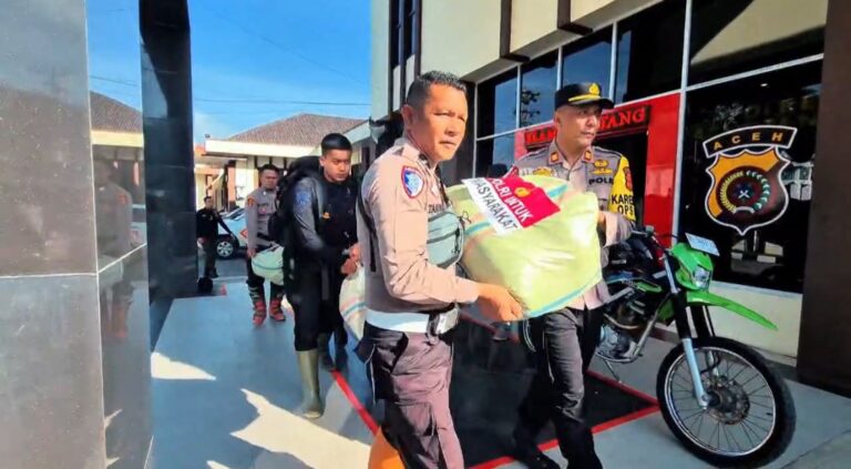 Tembus Medan Sulit, Polres Aceh Tengah Distribusikan Sembako dan Sling Baja ke Kemukiman Jamat